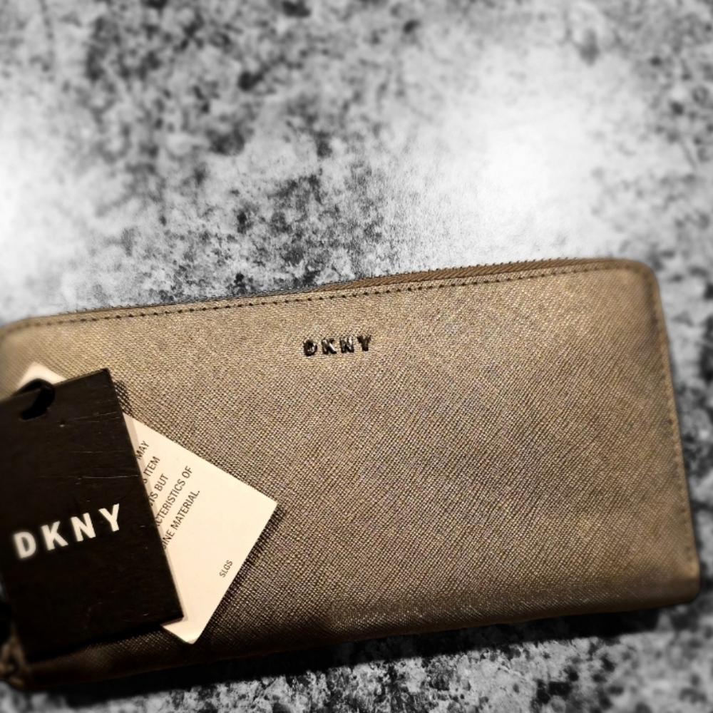 NWT DKNY SAFFIANO LEATHER WALLET